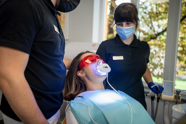 Dentista ajuda o paciente a obter um sorriso bonito e saudável