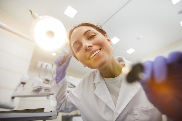 Dentista de ángulo bajo