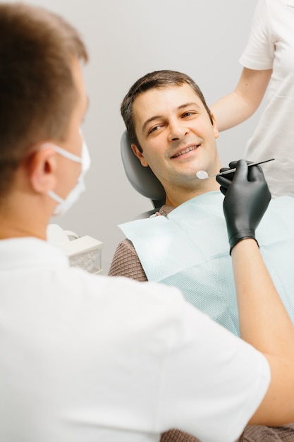 Dentista con un asistente de trabajo en una clínica dental.