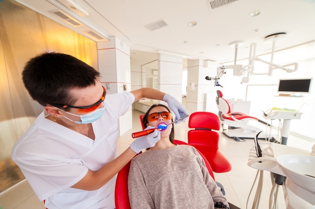 Foto dentista coloca o selo de uma linda garota.