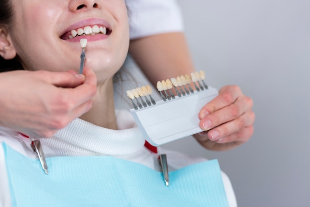 Foto dentista de close-up, realizando tratamento