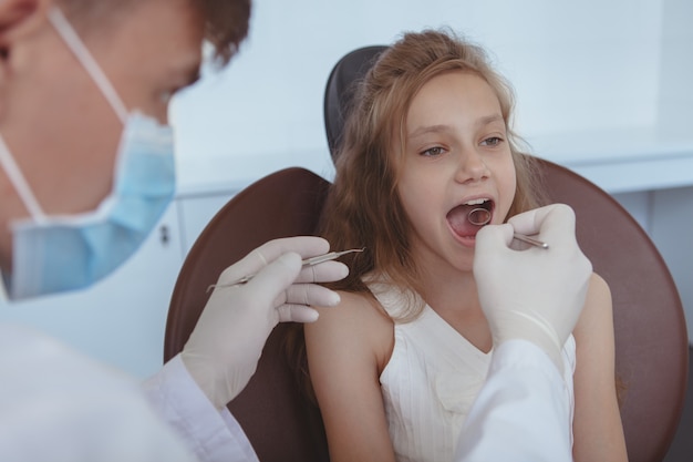 Dentista de visita da moça bonita