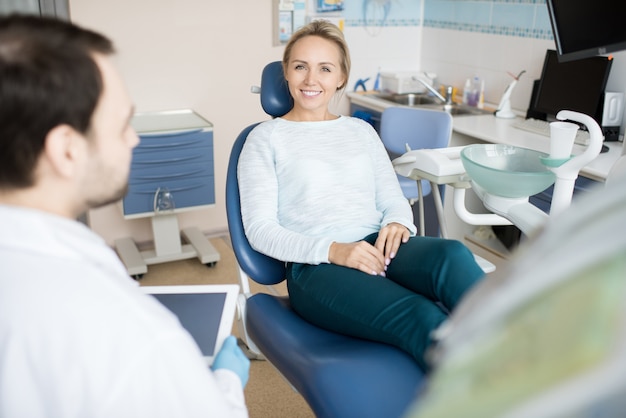 Dentista de visita da mulher encantador