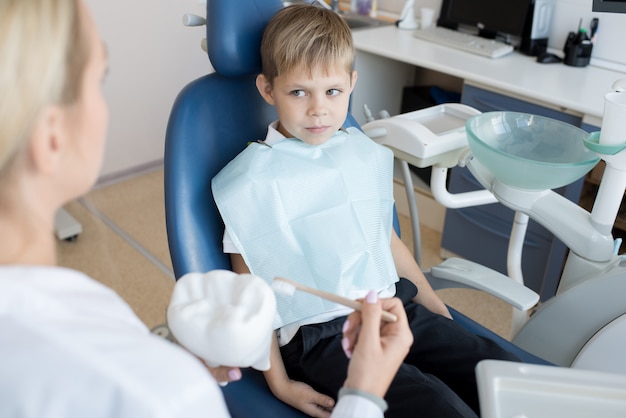 Dentista de visita de menino