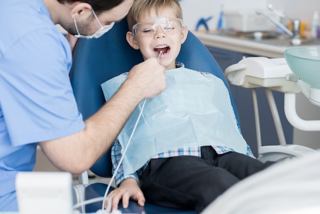 Dentista de visita do menino corajoso