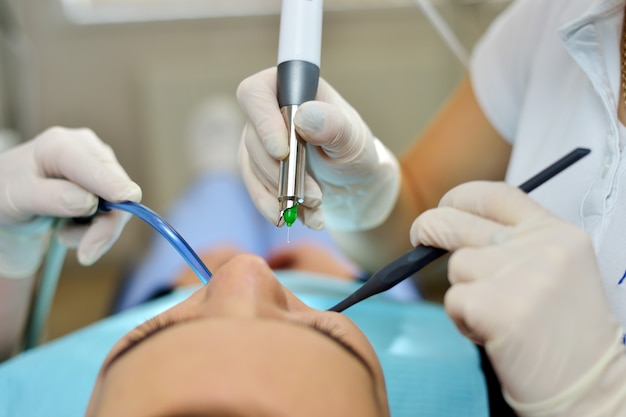 Dentista, dente de perfuração de um jovem paciente, closeup