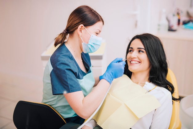 Dentista, dentes curando, de, feliz, paciente