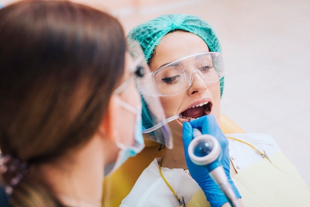 Dentista, dentes perfurando, de, paciente