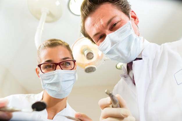 Dentista e assistente de um tratamento, na perspectiva de um paciente