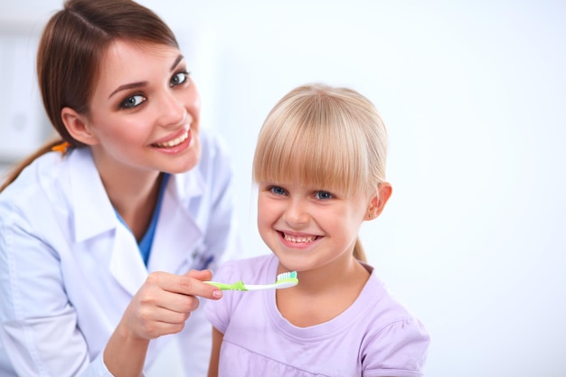 Dentista e garotinha no consultório do dentista