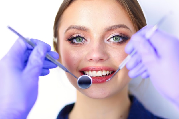 Dentista e paciente sentado no consultório do dentista