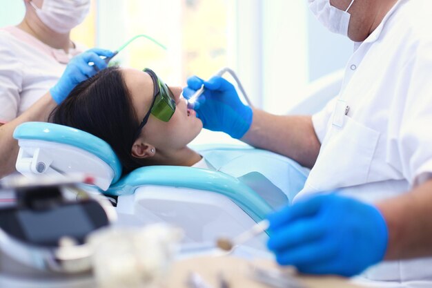 Dentista e seu assistente realizando um exame completo