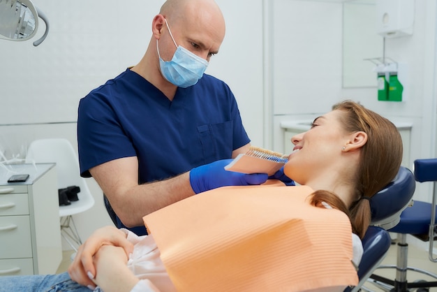 Dentista e uma paciente no consultório do dentista
