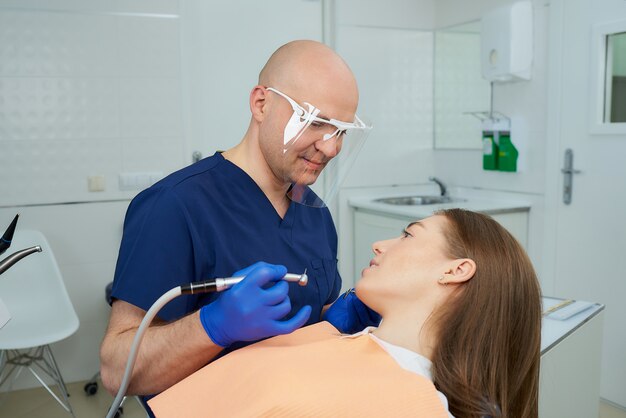 dentista e uma paciente no consultório do dentista