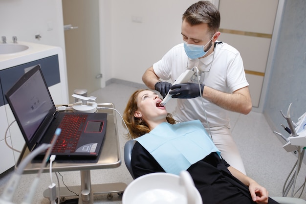El dentista escanea los dientes del paciente con un escáner 3D.