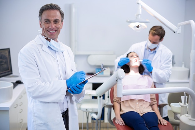 Dentista escribiendo en portapapeles