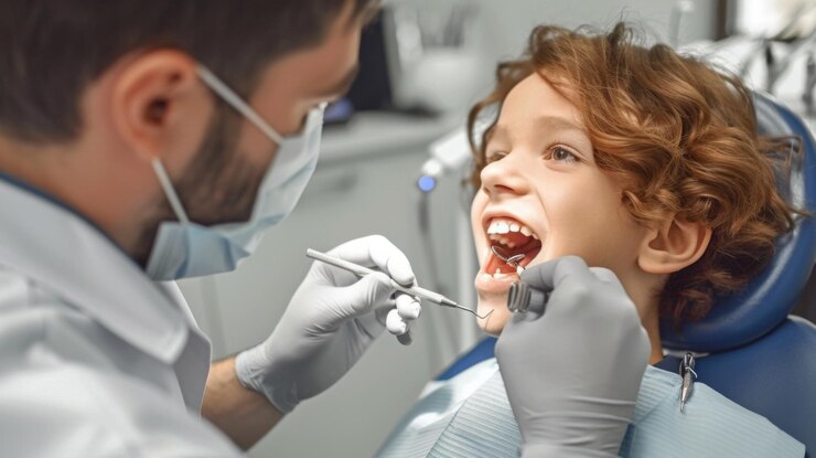 Un dentista está trabajando en los dientes de un niño