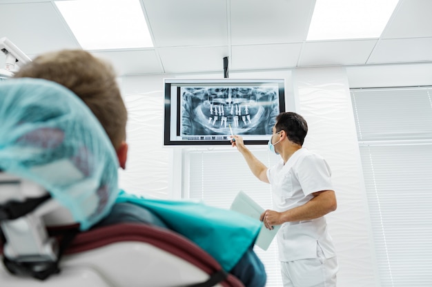 El dentista examina al joven