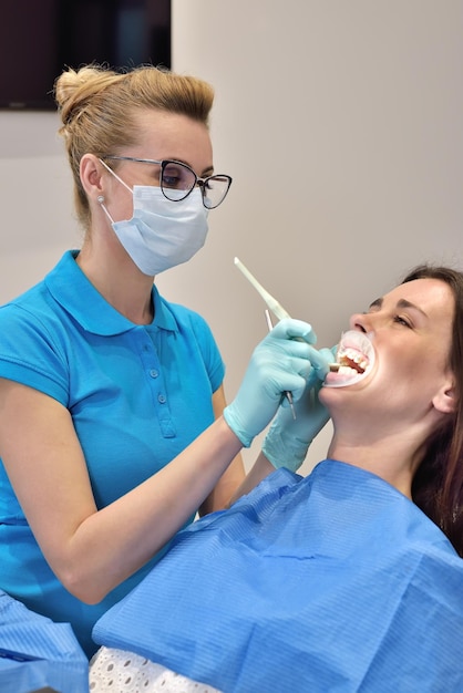 Dentista examina al paciente con aparatos ortopédicos