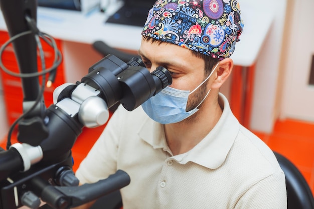 El dentista examina la boca del paciente con un microscopio dental tratamiento dental el concepto de microscopio de dientes sanos en odontología