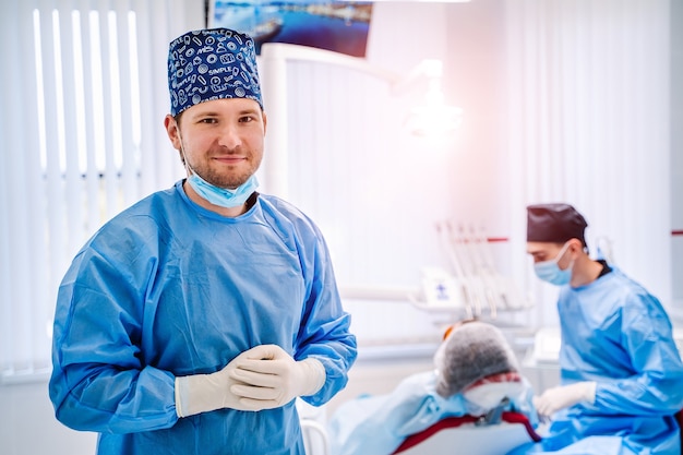 El dentista examina los dientes del paciente para el tratamiento posterior.