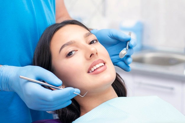 El dentista examina los dientes de los pacientes en el dentista