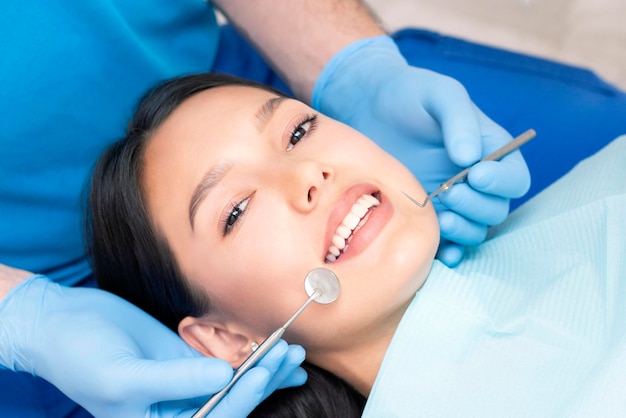 Dentista examina os dentes dos pacientes no dentista