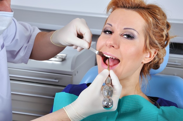 Dentista examina os dentes