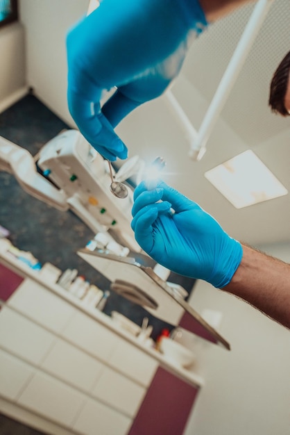 Un dentista examina a un paciente en un consultorio dental moderno con instrumentos dentales. foto de alta calidad