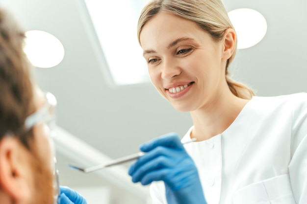 Dentista examinando al paciente en una clínica dental moderna Tratamiento dental cuidado de la salud concepto de higiene bucal