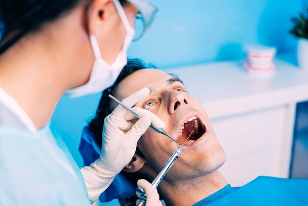 Dentista examinando al paciente en la clínica