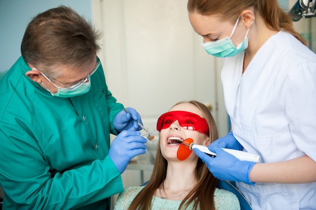 Dentista examinando los dientes de un paciente en la clínica dental.