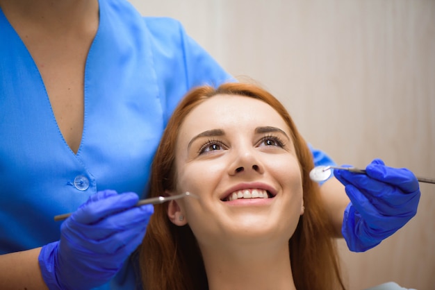 Dentista examinando los dientes de un paciente en el dentista.