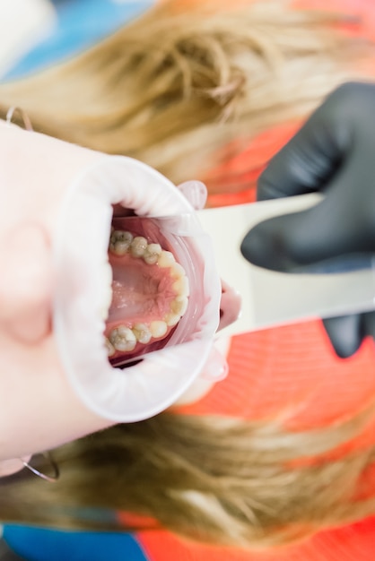 Foto dentista examinando los dientes de un paciente en el dentista.