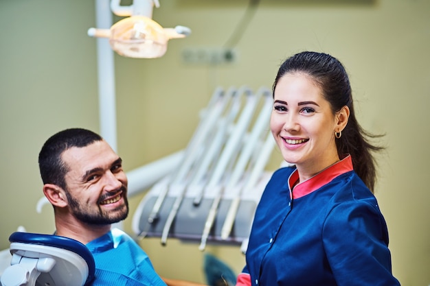 Dentista examinando los dientes de un paciente en el dentista.