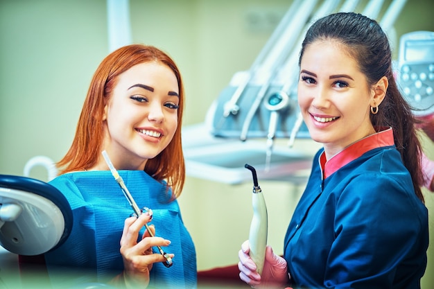 Dentista examinando los dientes de un paciente en el dentista.