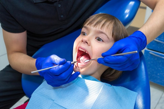 Un dentista examinando los dientes de un paciente en la odontología