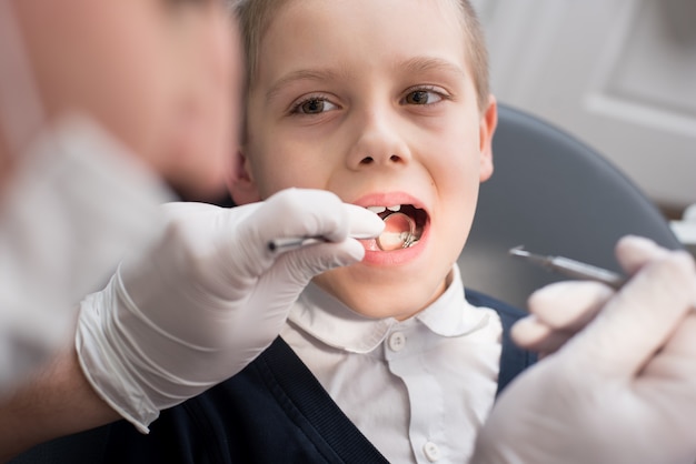 dentista examinando los dientes