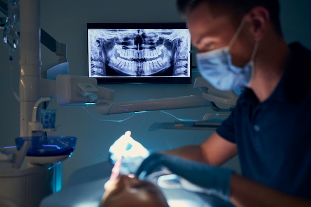 Dentista examinando menina na clínica