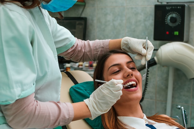 Dentista examinando os dentes de um paciente no dentista.