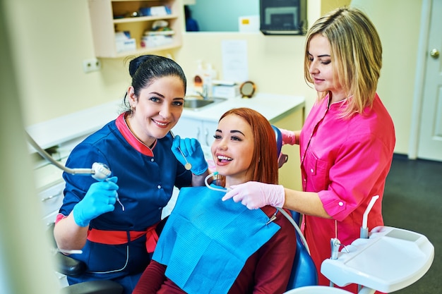 Dentista examinando os dentes de um paciente no dentista.