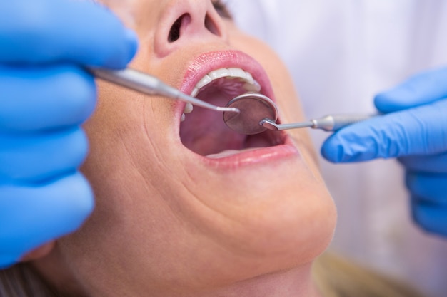 Dentista examinando paciente em clínica médica