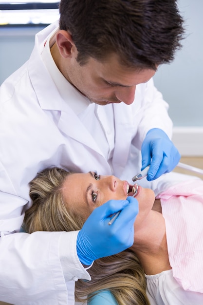 Dentista examinando paciente em clínica médica