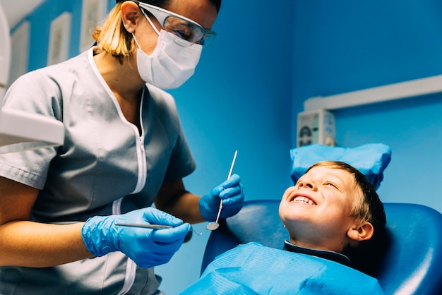 Dentista examinando paciente na clínica