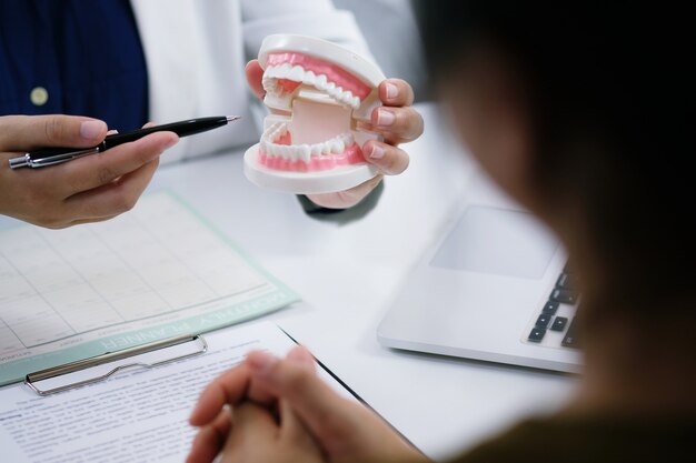 Dentista, examinando, um, paciente, dentes, tratamento médico, em, a, dental, escritório