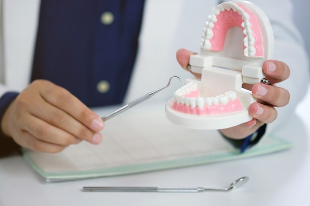 Dentista, examinando, um, paciente, dentes, tratamento médico, em, a, dental, escritório