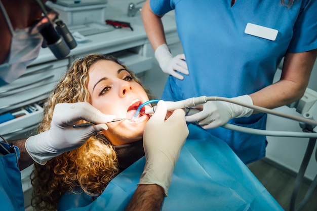 Dentista examinando um paciente