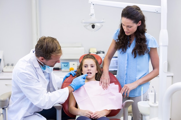 Dentista, examinar, paciente joven