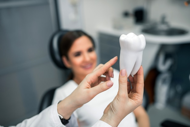 Dentista, explicando o procedimento para um paciente.