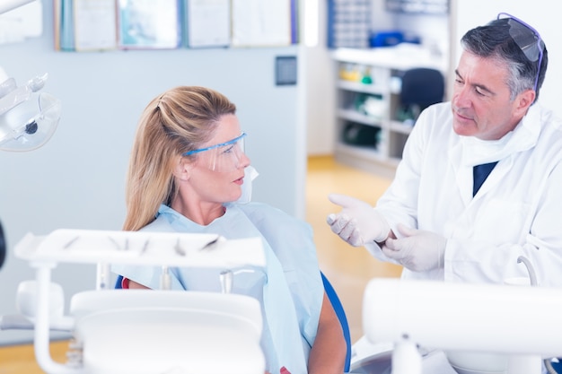 Dentista falando com seu paciente